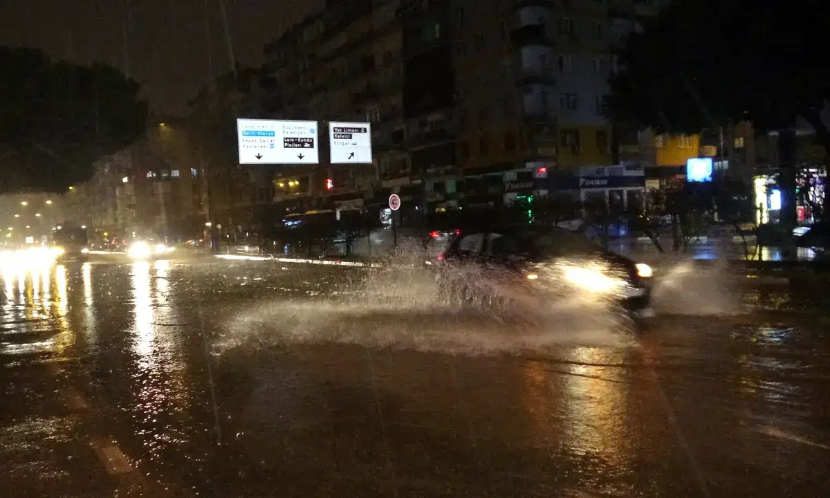 Araçlar Mahsur Kaldı, Vatandaş Duraklara Sığındı 5